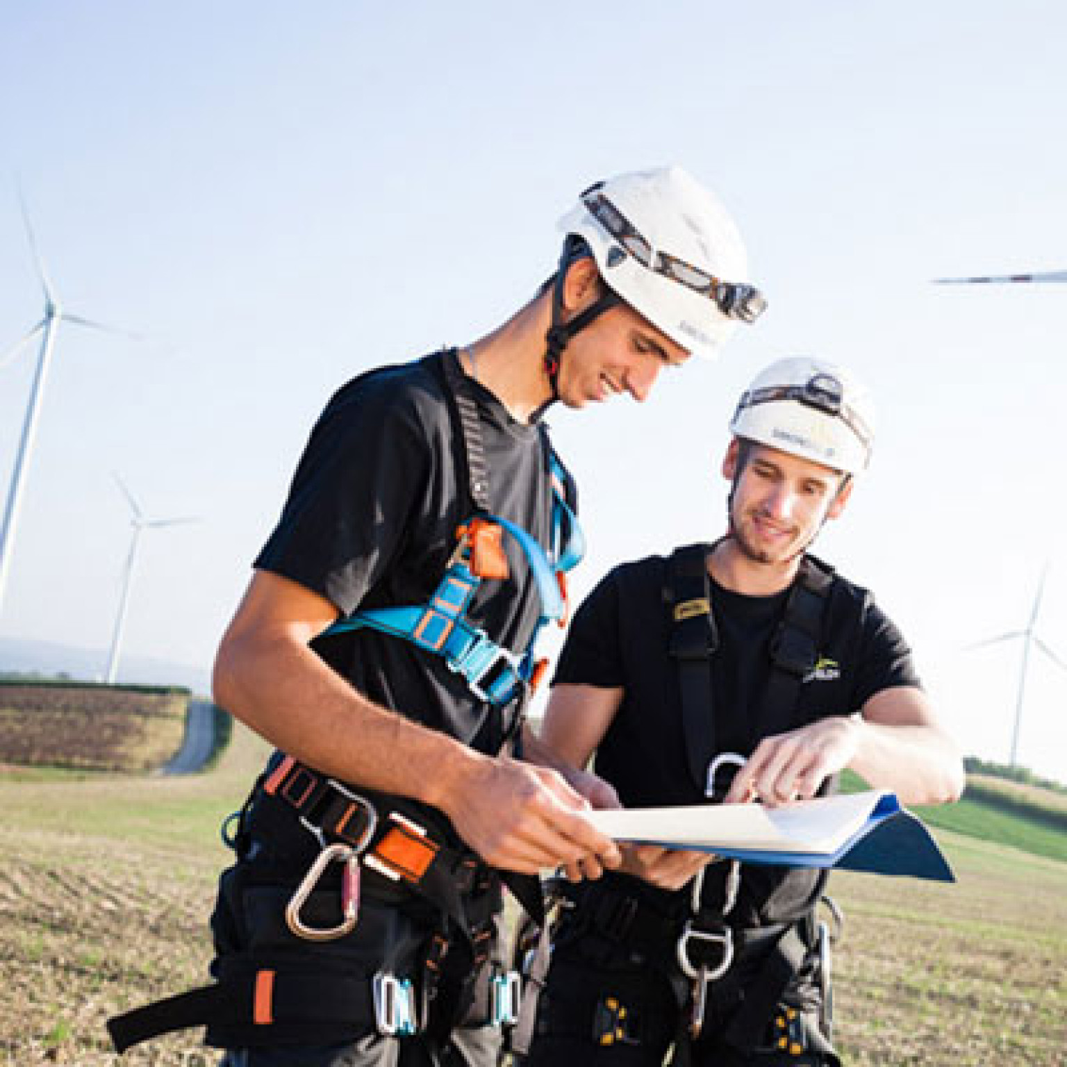 2 Techniker im Windpark bei Besprechung